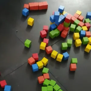 Reçu 50pcs de cubes en bois colorés blocs de construction de la part du client J***e.