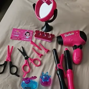 Reçu l'ensemble de jeu de coiffure de salon de beauté de la part du client J***n.