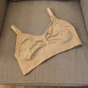 Reçu le soutien-gorge d'allaitement de la cliente M***e.