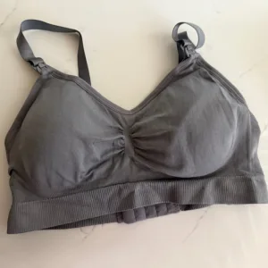 Reçu le soutien-gorge d'allaitement de la cliente K***a.