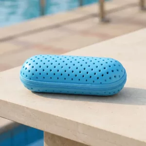 Boîte de rangement perforée pour lunettes de natation